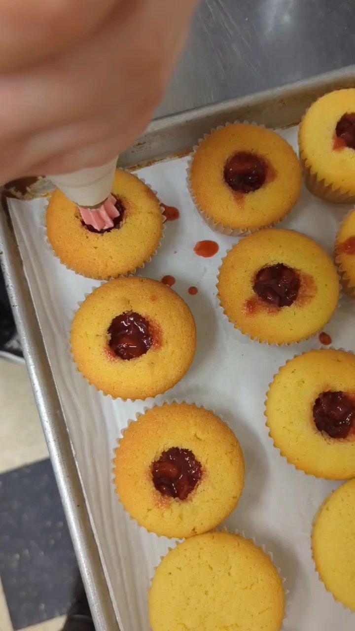 奶油纸杯蛋糕装饰