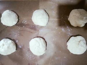 豆角丁三鲜腊肉馅饼的做法 步骤4