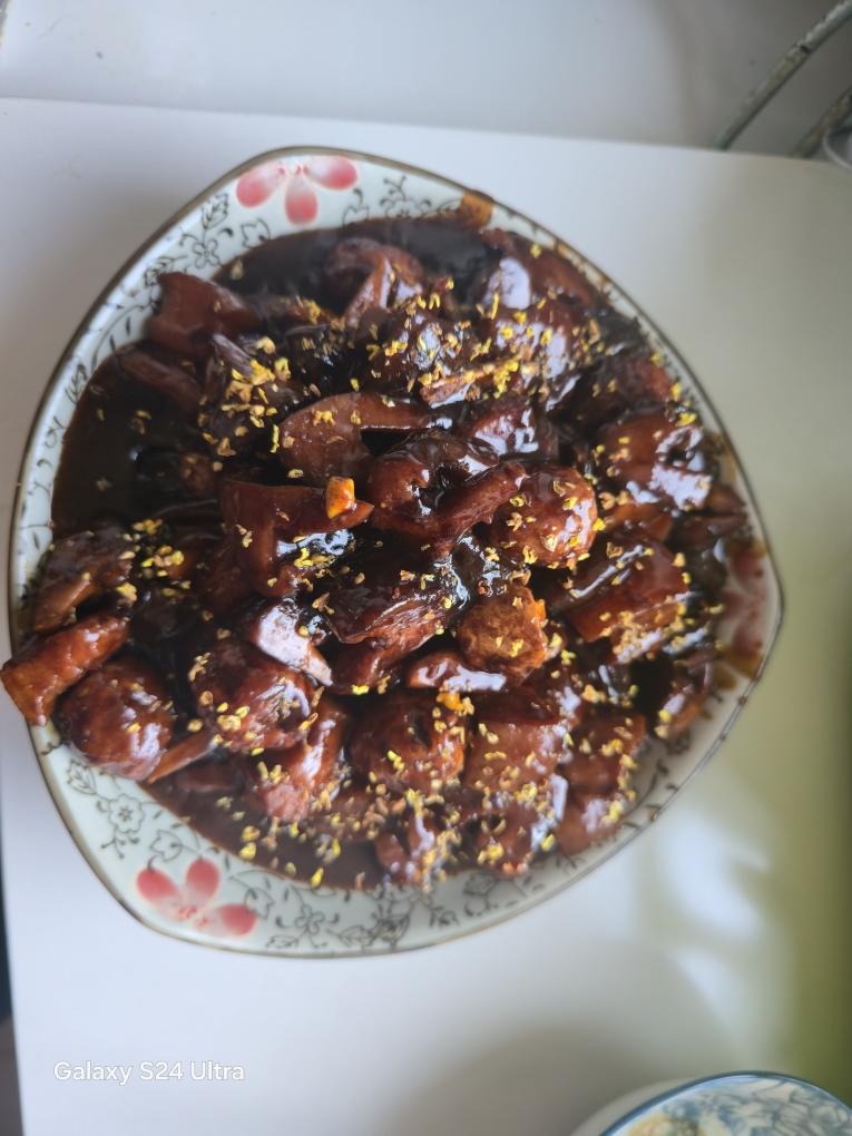 鲜香菇鹌鹑蛋红烧肉