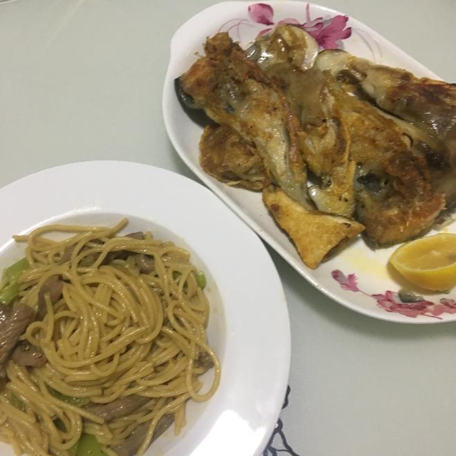 「Lynn Kitchen」Day 5 luch～煎三文鱼头&黑椒牛柳炒意粉^_^的做法