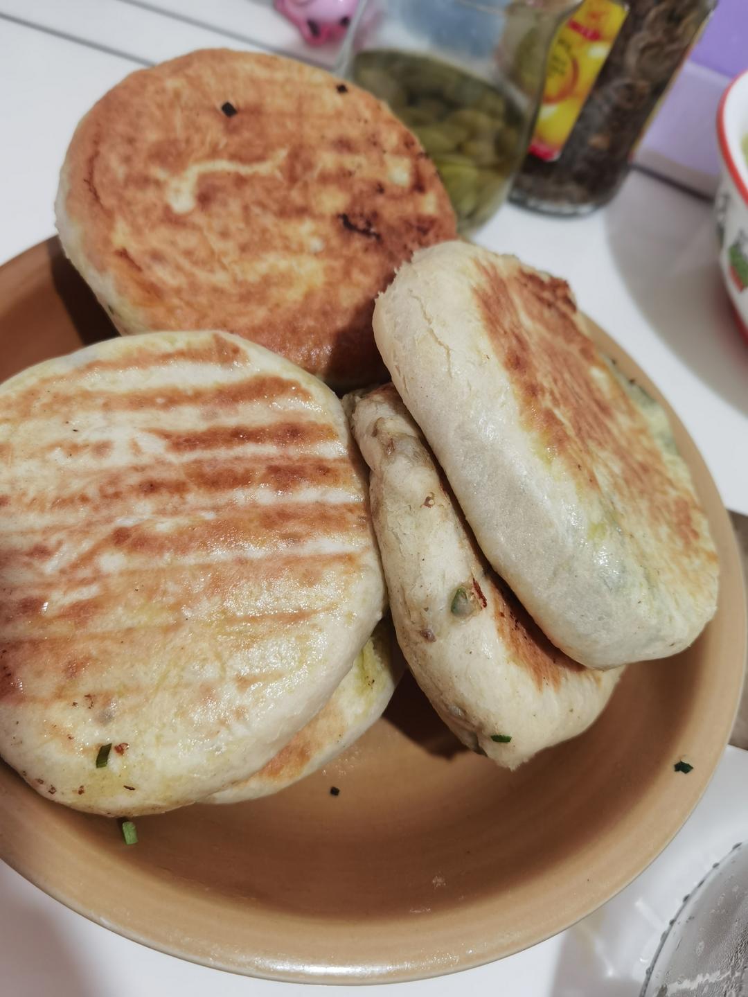 外脆里嫩的发面馅饼韭菜肉末煎饼