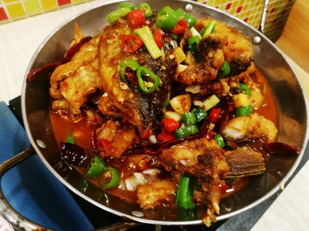 国庆小长假厨师长教你：“干锅鲤鱼”的做法，鱼肉鲜嫩，香辣爽口，赶紧学做起来露一手！