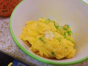 妈妈畅销二十年的秘制蛋炒饭（最详细的火候和翻炒手法）的做法 步骤5