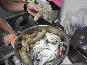 聚会/清蒸海鲜螃蟹辣炒海螺的做法 步骤1