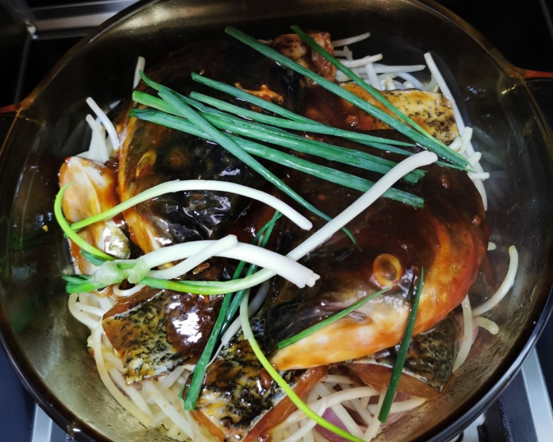 越简单越好吃的干锅鱼头煲~的做法