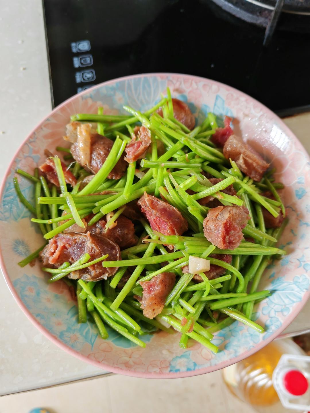 泥蒿炒香肠