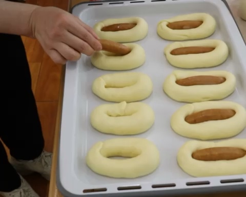 芝士肠仔包 香肠面包 万能咸面包配方 快手整形方法 玛捷斯的做法 步骤11