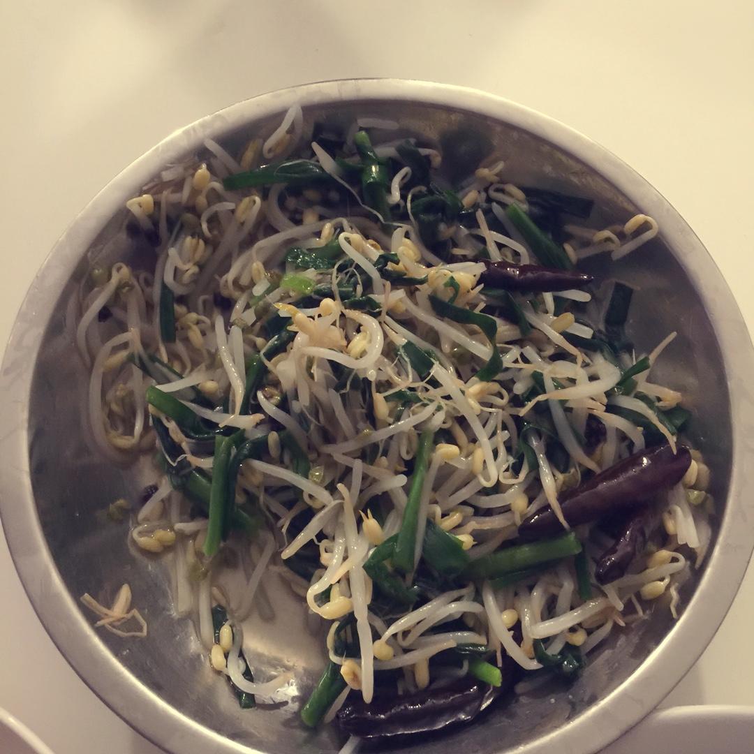 韭菜炝拌绿豆芽