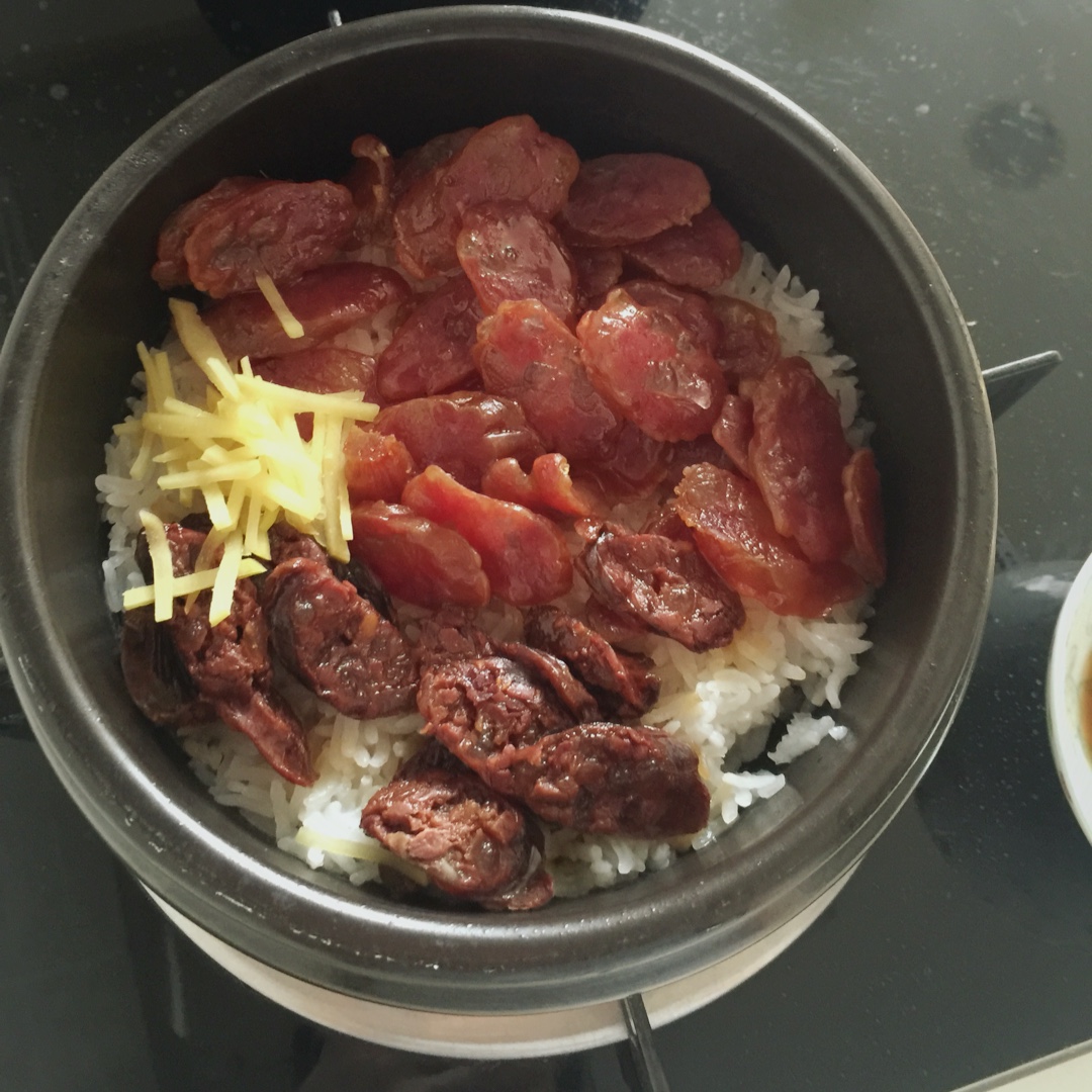 广式腊味煲仔饭