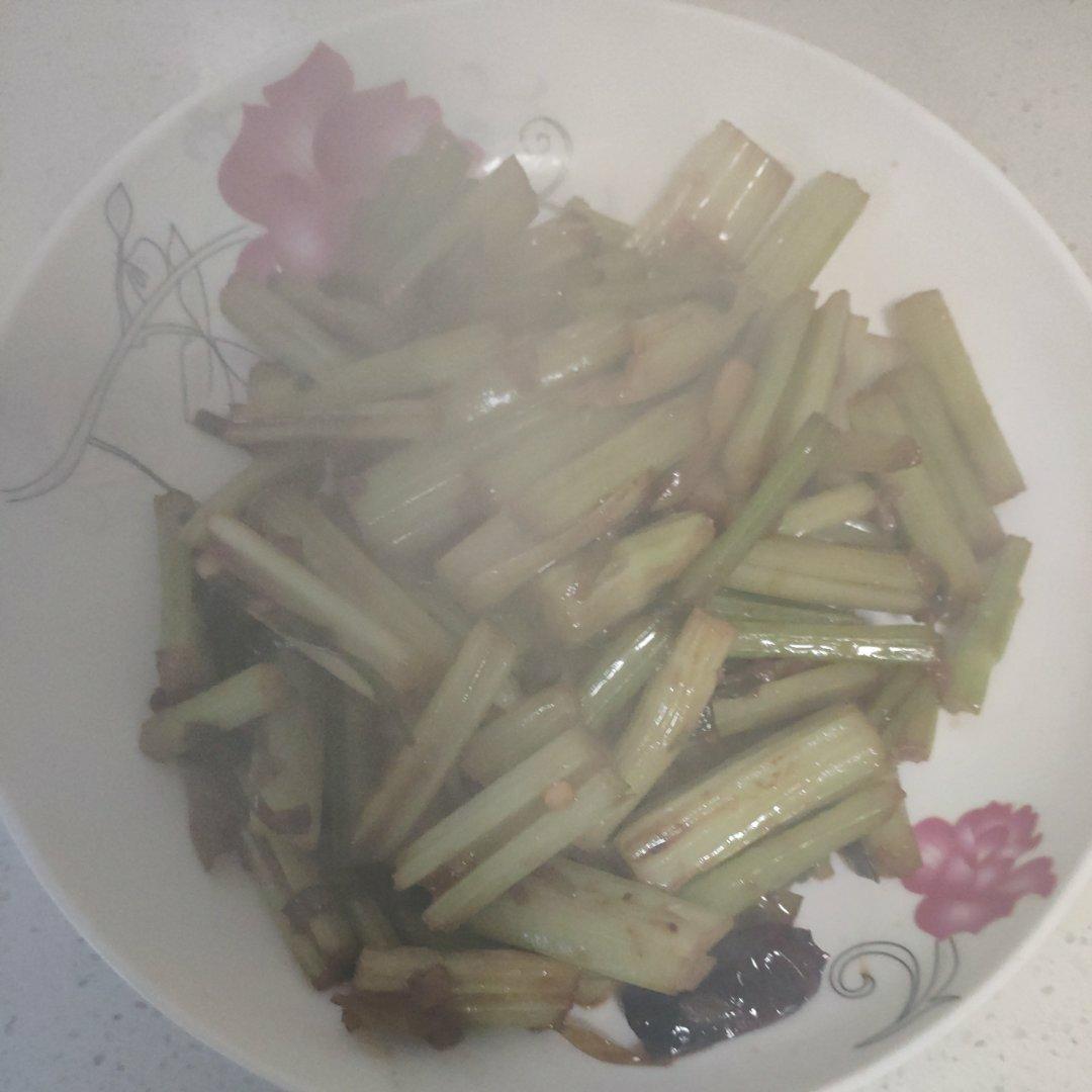 最简单的降压祛脂菜  素炒芹菜