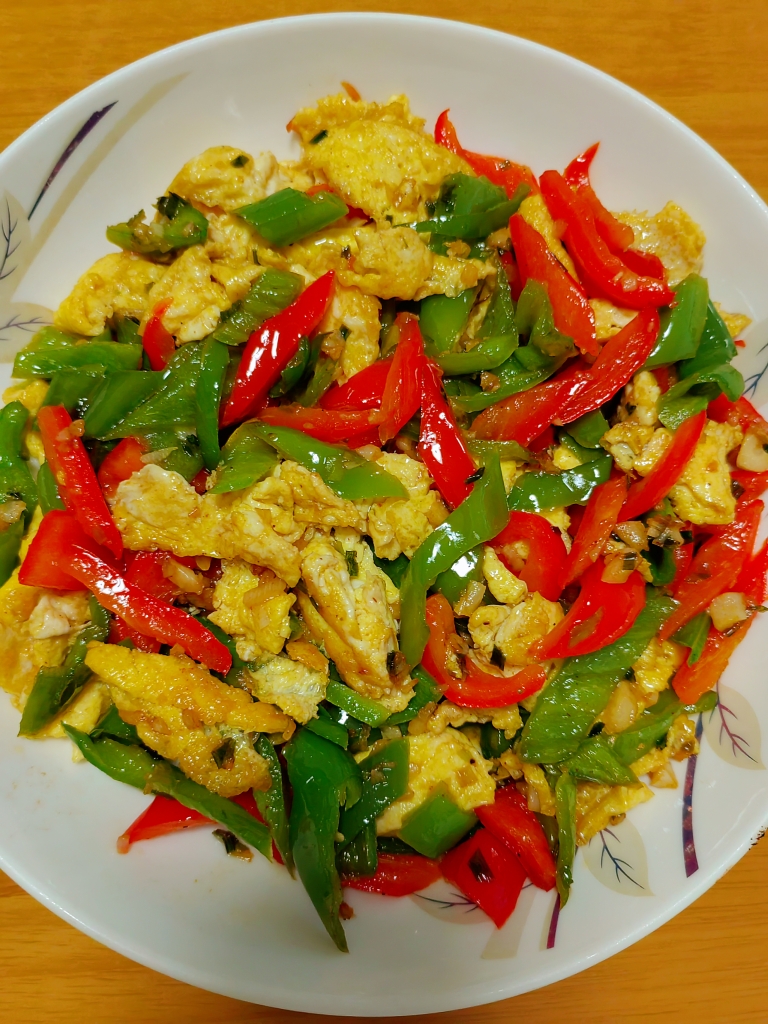 增进食欲的青红椒炒鸡蛋的做法