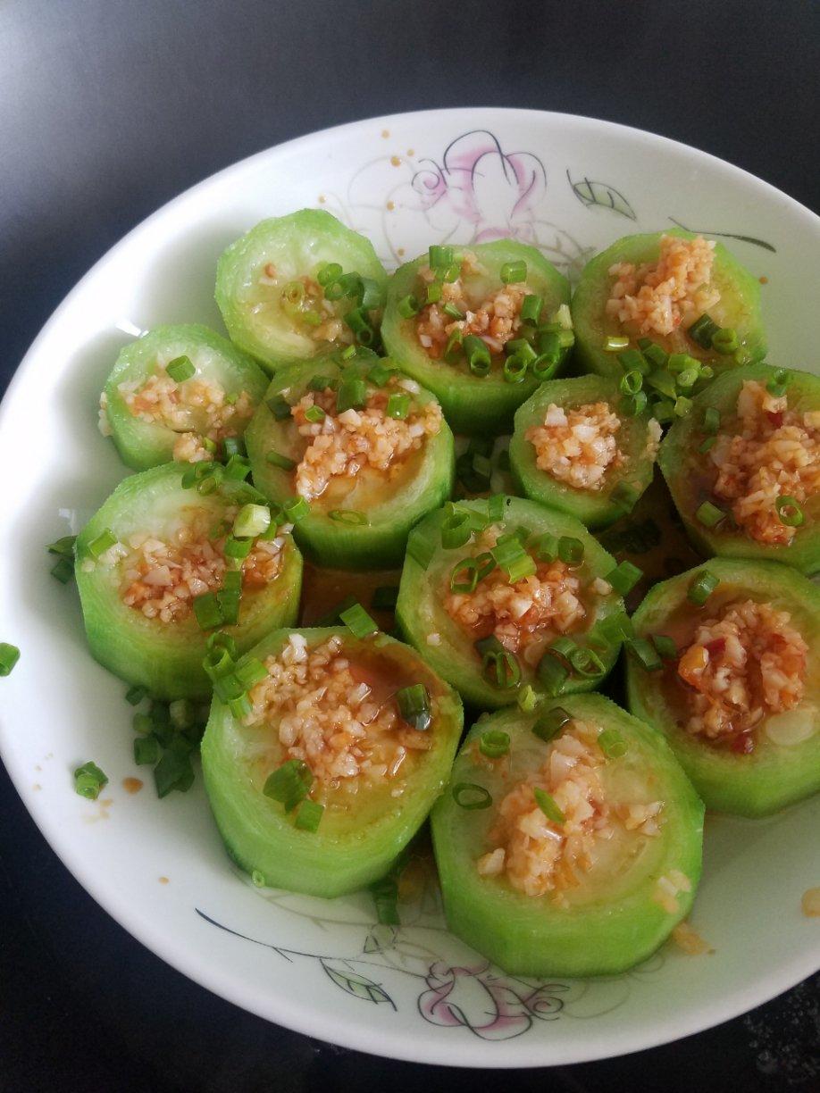 只需要五分钟就可以的美味蒜蓉蒸丝瓜