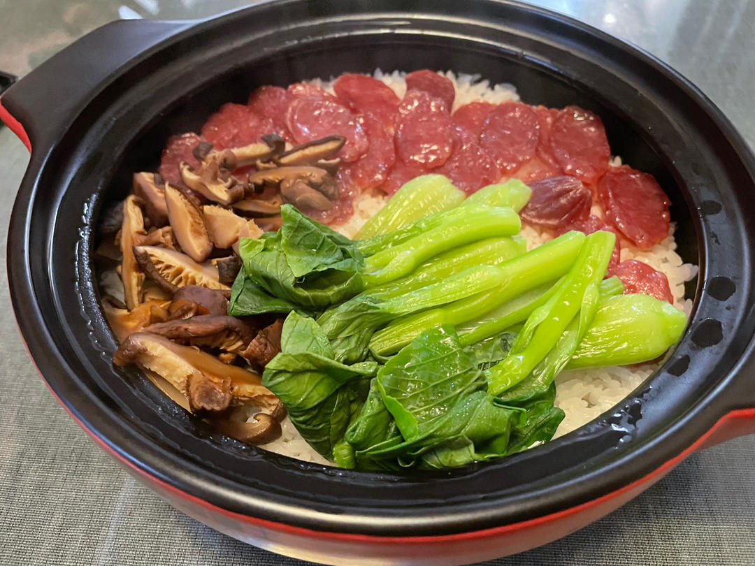 广式腊味煲仔饭
