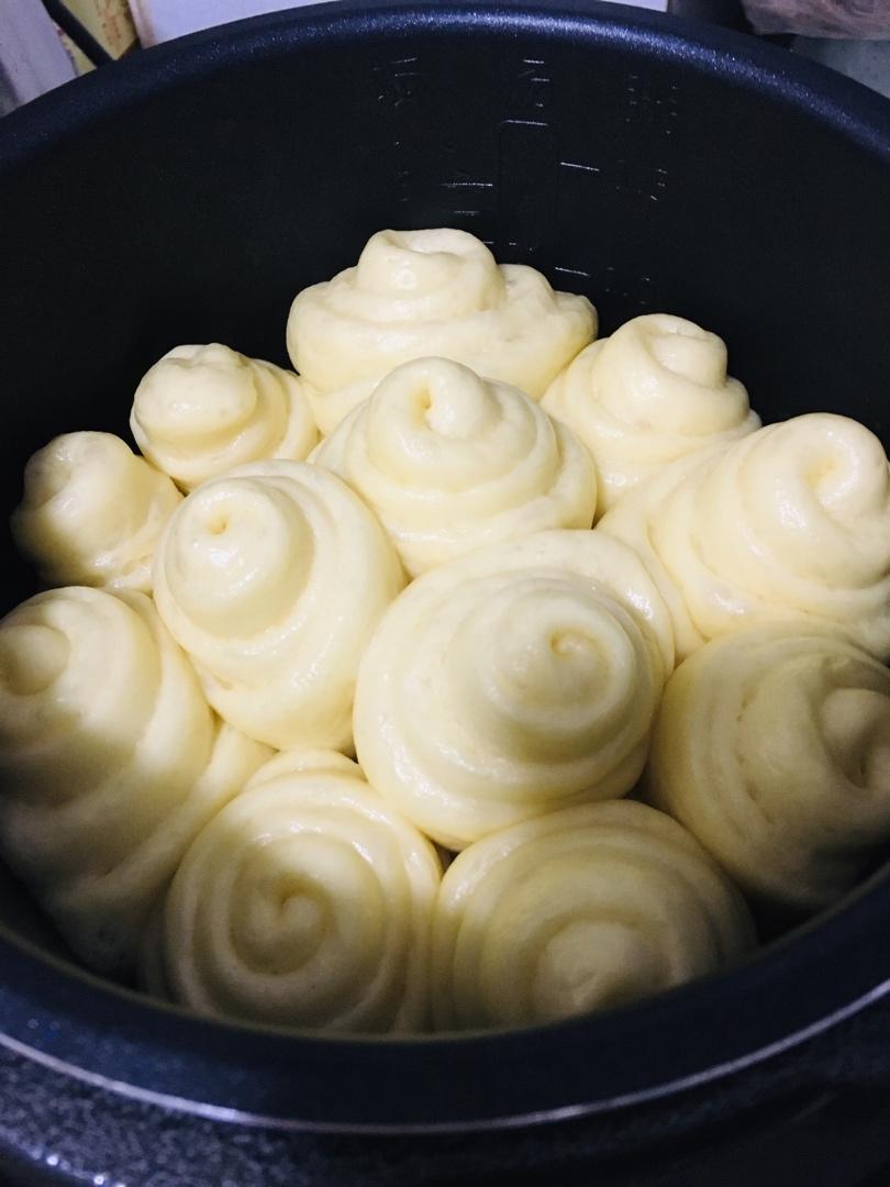 【干货】新手手揉面包十几分钟也能快速出手套膜方法，天热手揉面团如果降温方法。