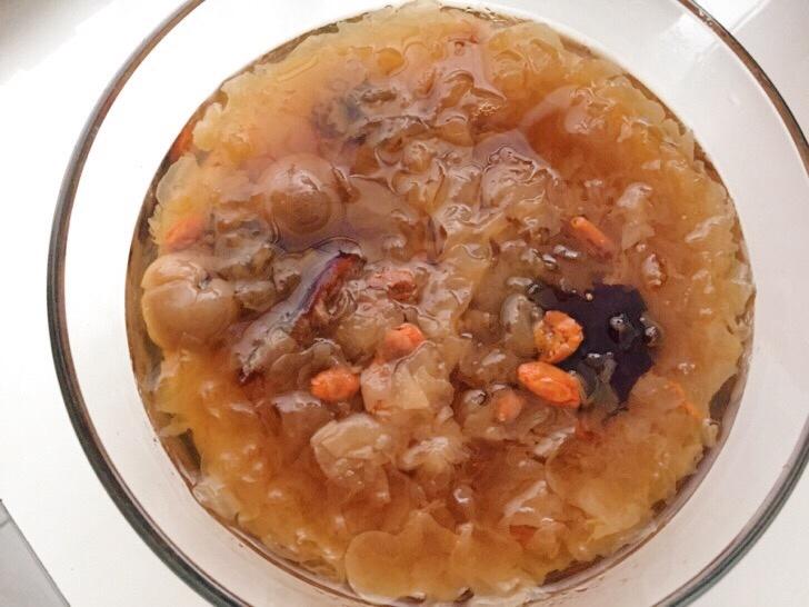 冰糖银耳红枣汤