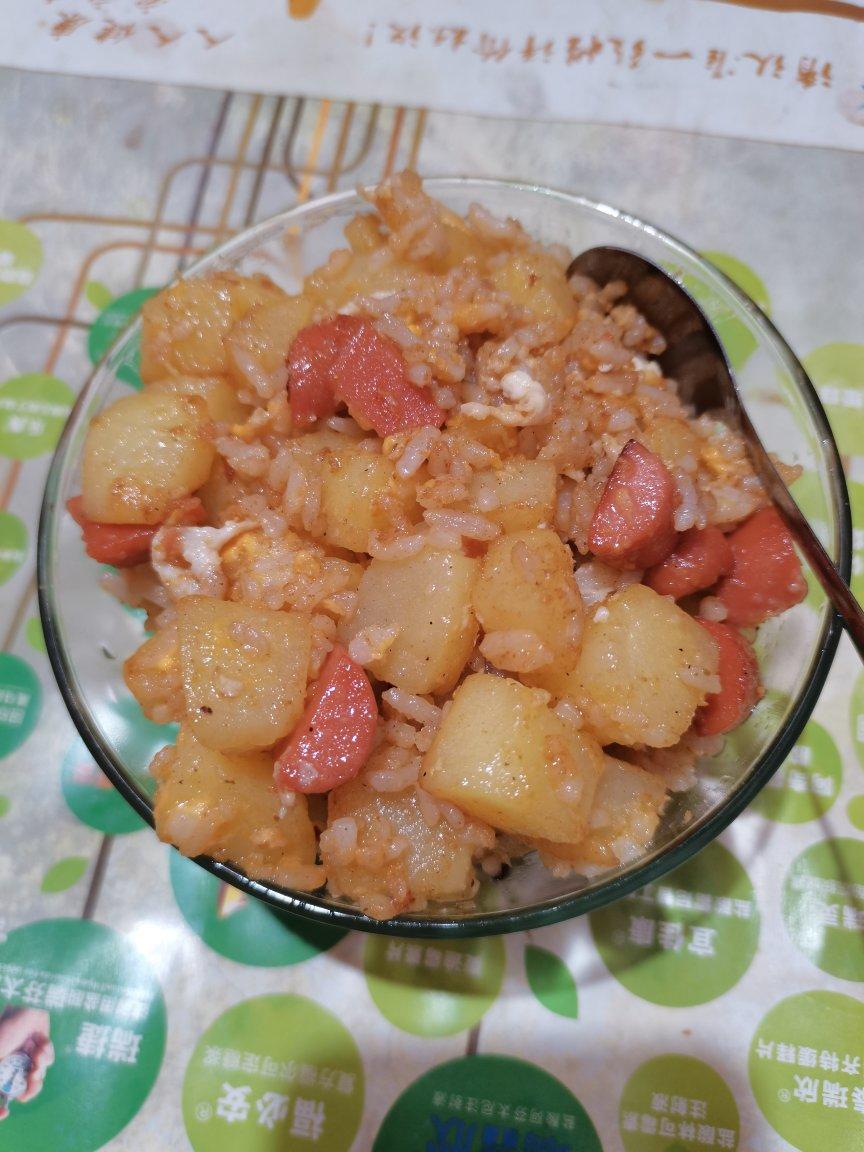 邻居抢着来我家吃土豆香肠炒饭，原来这么香！