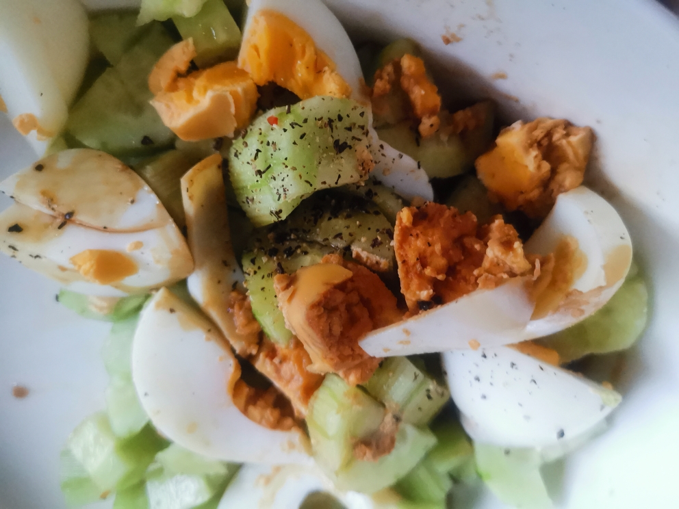 范志红健康餐—鸡蛋黄瓜丁沙拉的做法 步骤3