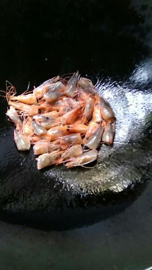简易砂锅虾粥的做法 步骤3