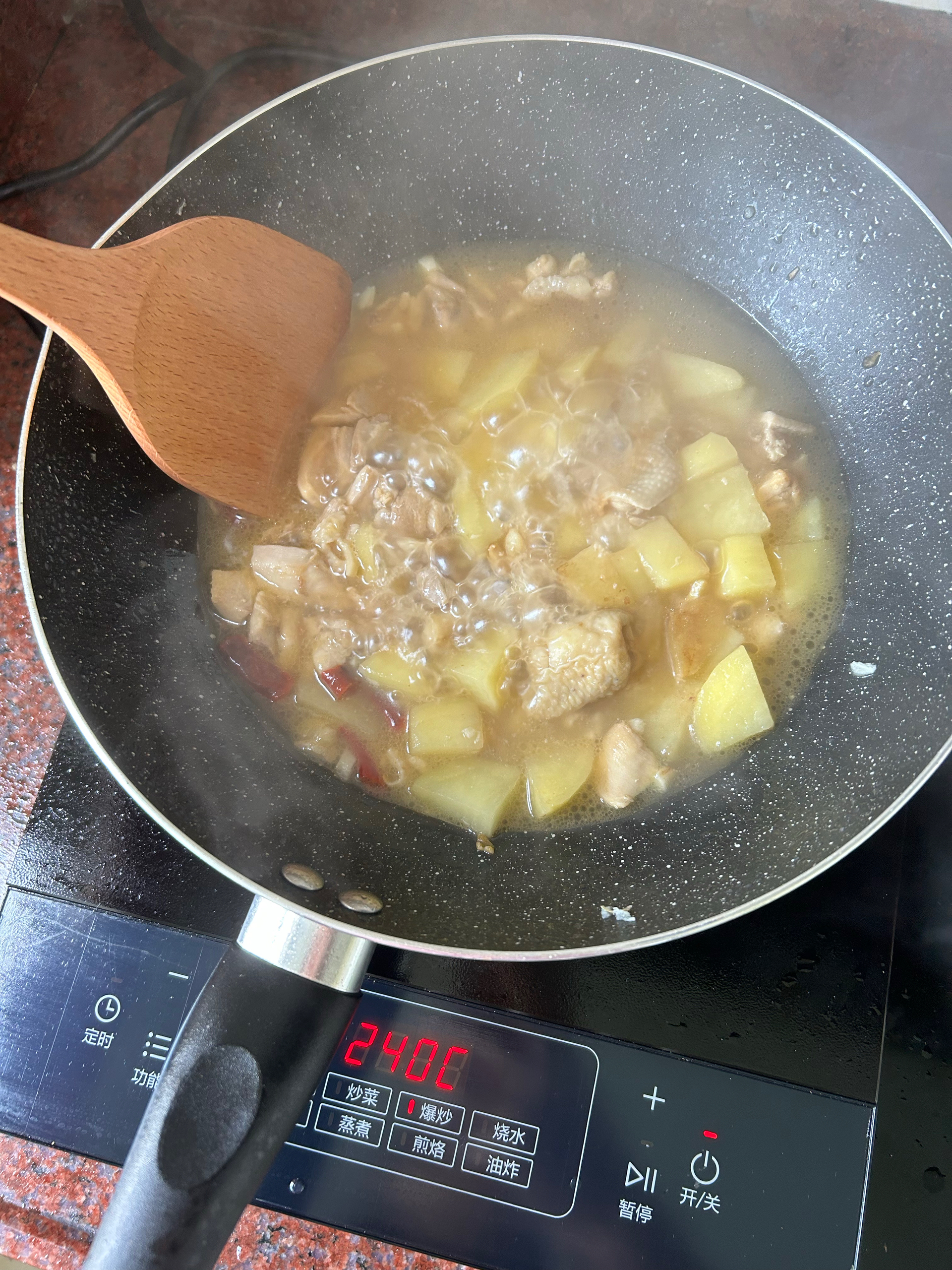 土豆炖鸡肉(一定要多煮点饭，否则不够吃)