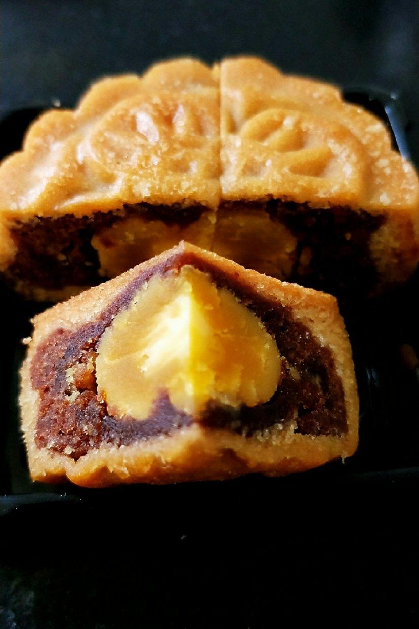 广式月饼－－蛋黄豆沙月饼