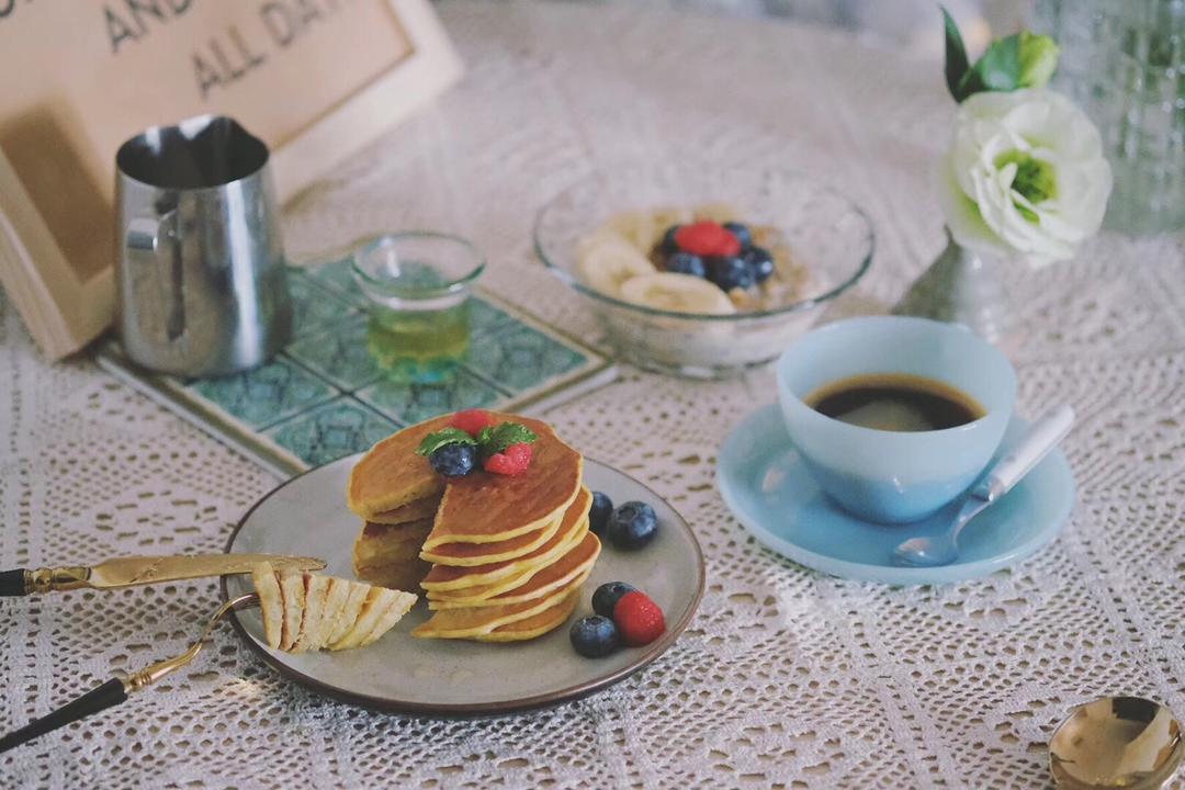 【无油香蕉松饼】一根香蕉制作超低卡香浓松饼，唤醒你的美味早晨