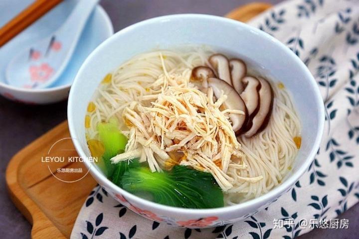 鸡丝菌汤面的做法
