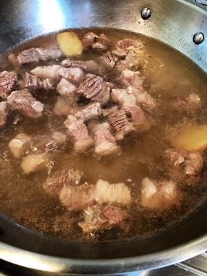 红烧牛腩炖土豆的做法 步骤3