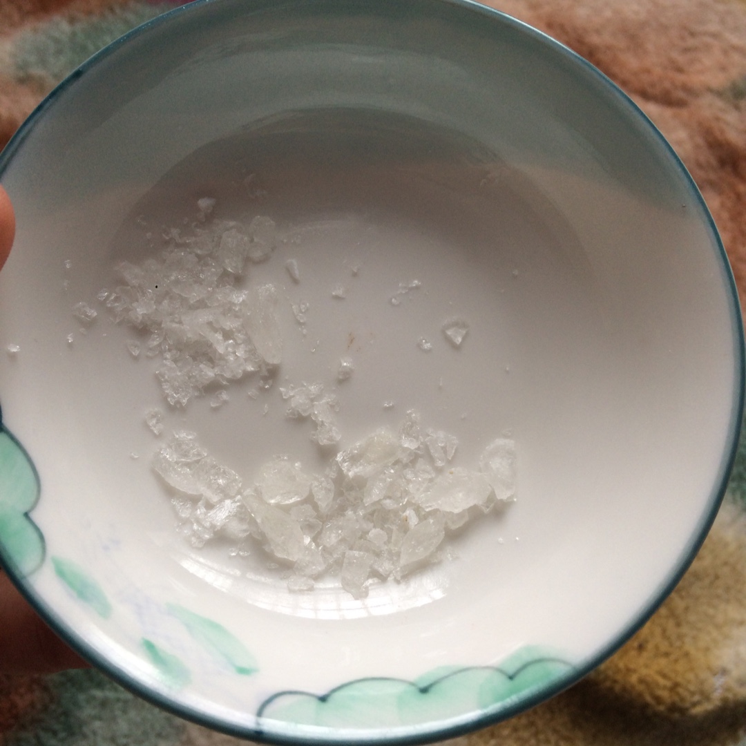用手掰碎大块冰糖
