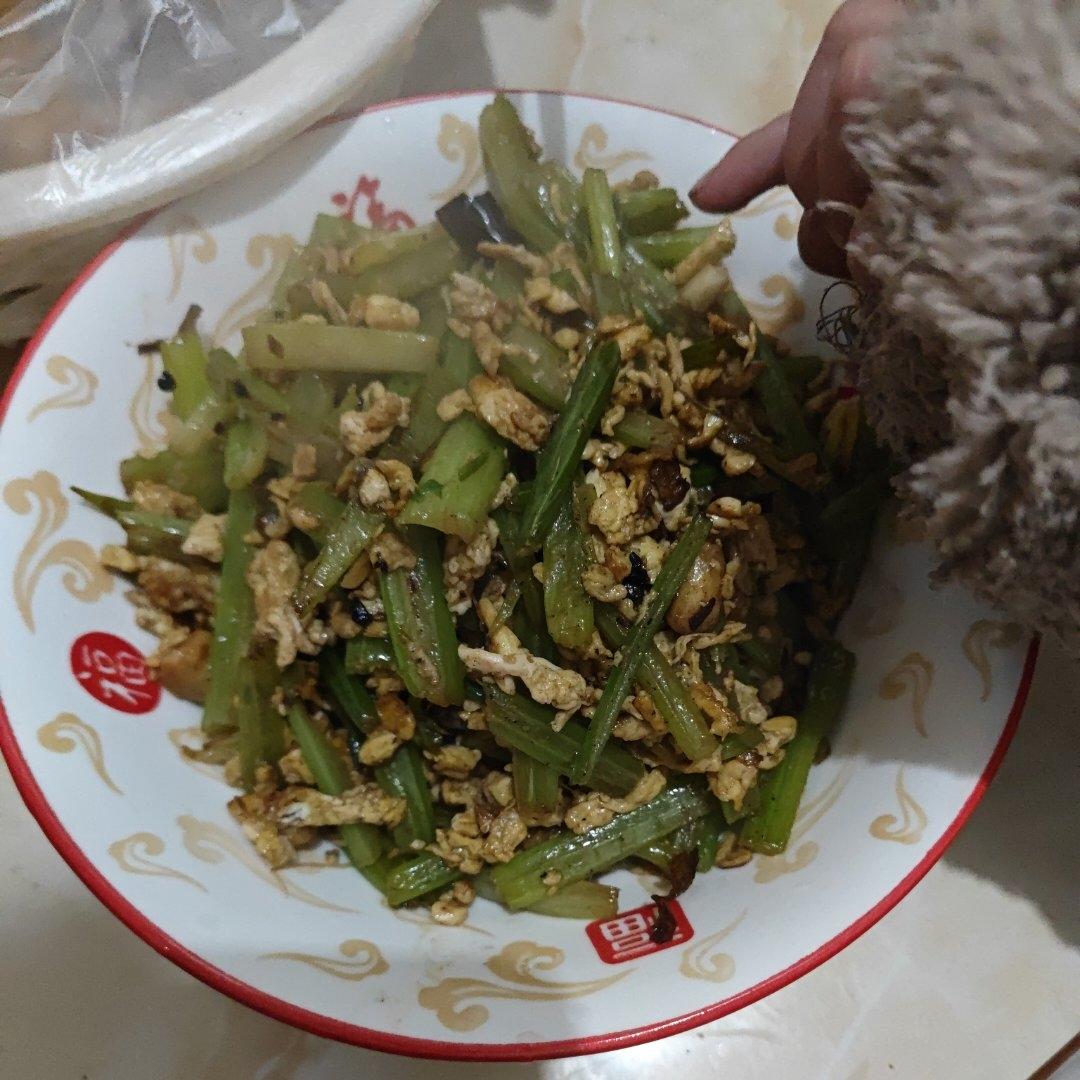 芹菜炒鸡蛋(超级简单的快手菜呀~)