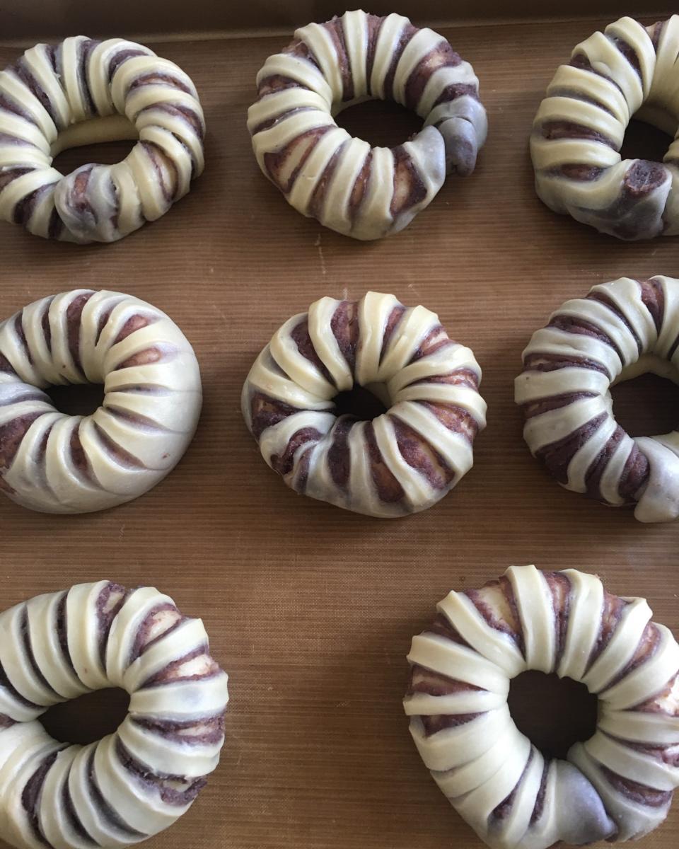 松软可口的红豆沙面包卷