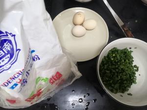 韭菜鸡蛋饼的做法 步骤1