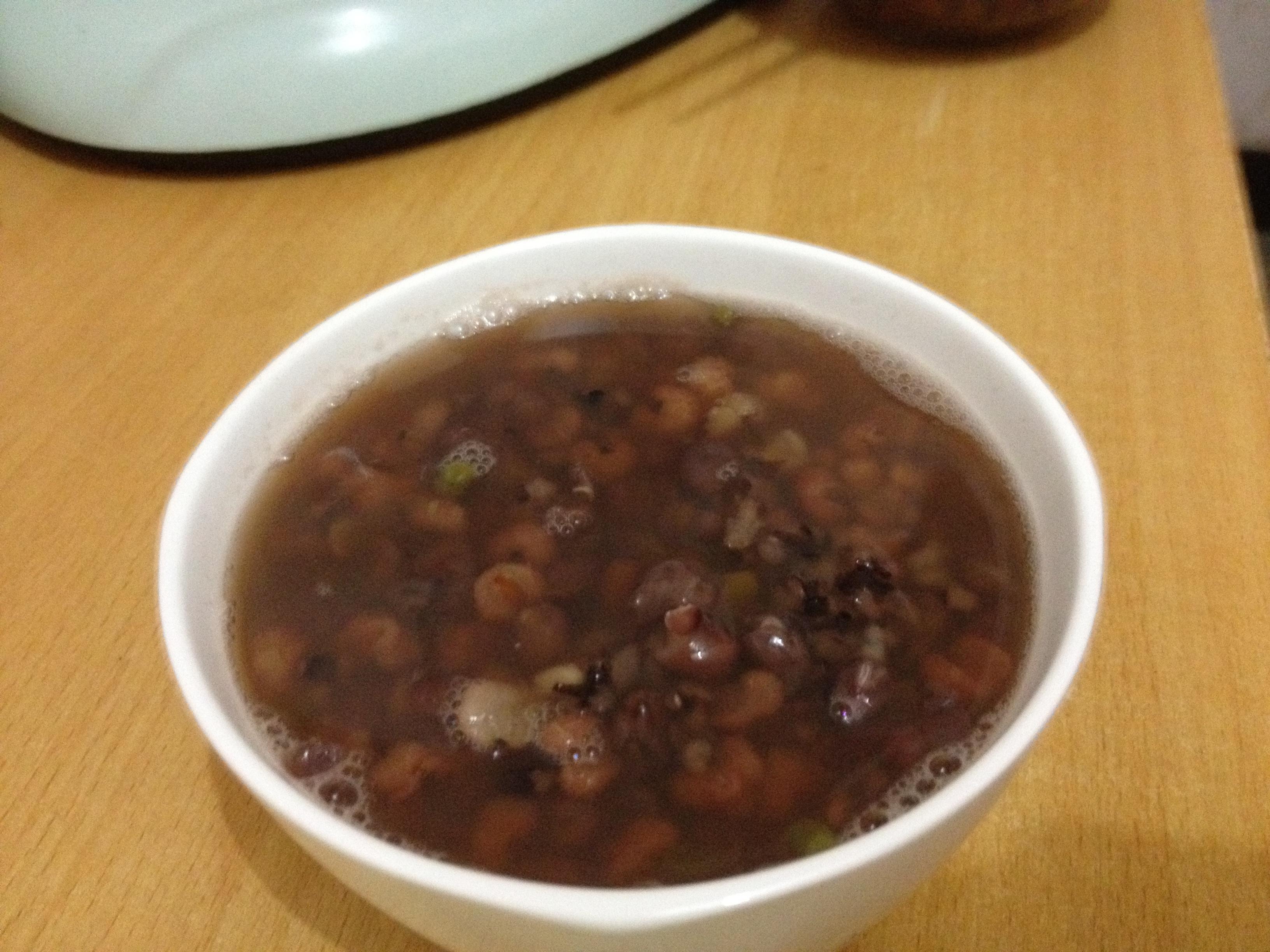 红豆薏仁黑米蜂蜜粥的做法