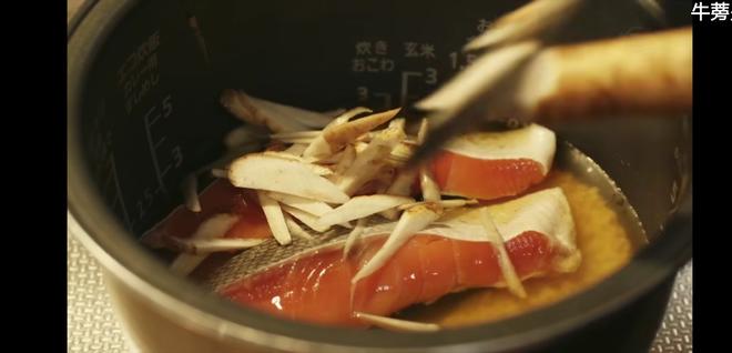昨日的美食之牛蒡舞菇三文鱼焖饭的做法