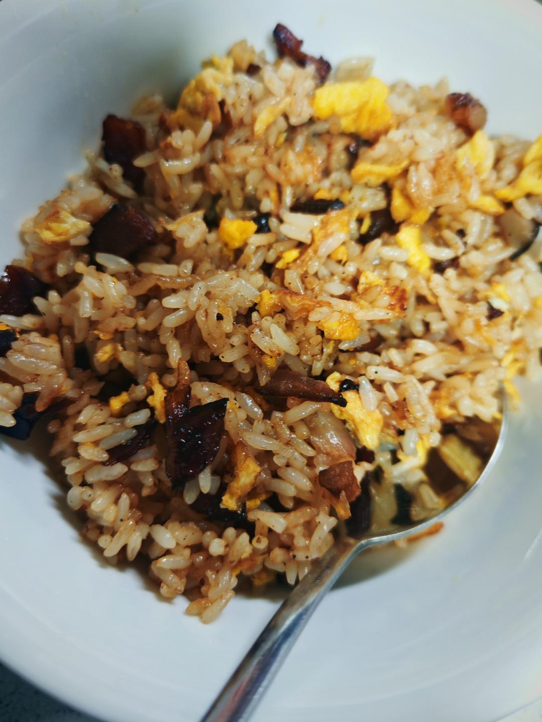 腊肠香菇青菜炒饭