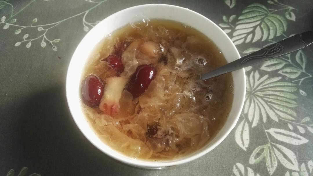 如何熬一碗黏黏糯糯的银耳羹