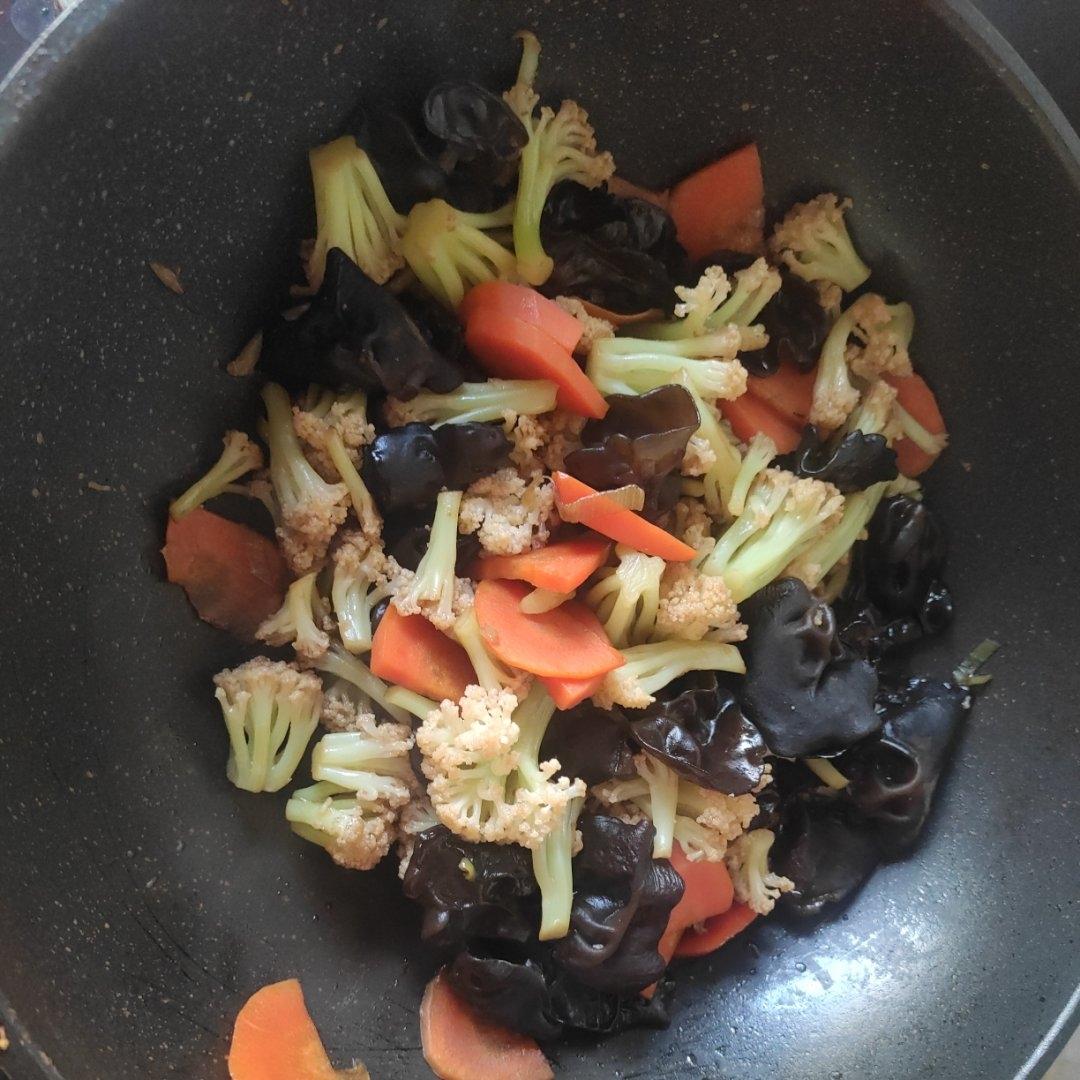 小炒菜花木耳胡萝卜