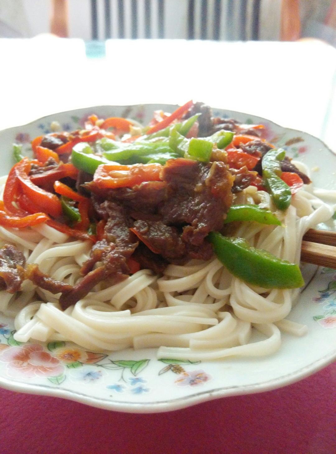 青红辣椒牛肉盖浇面