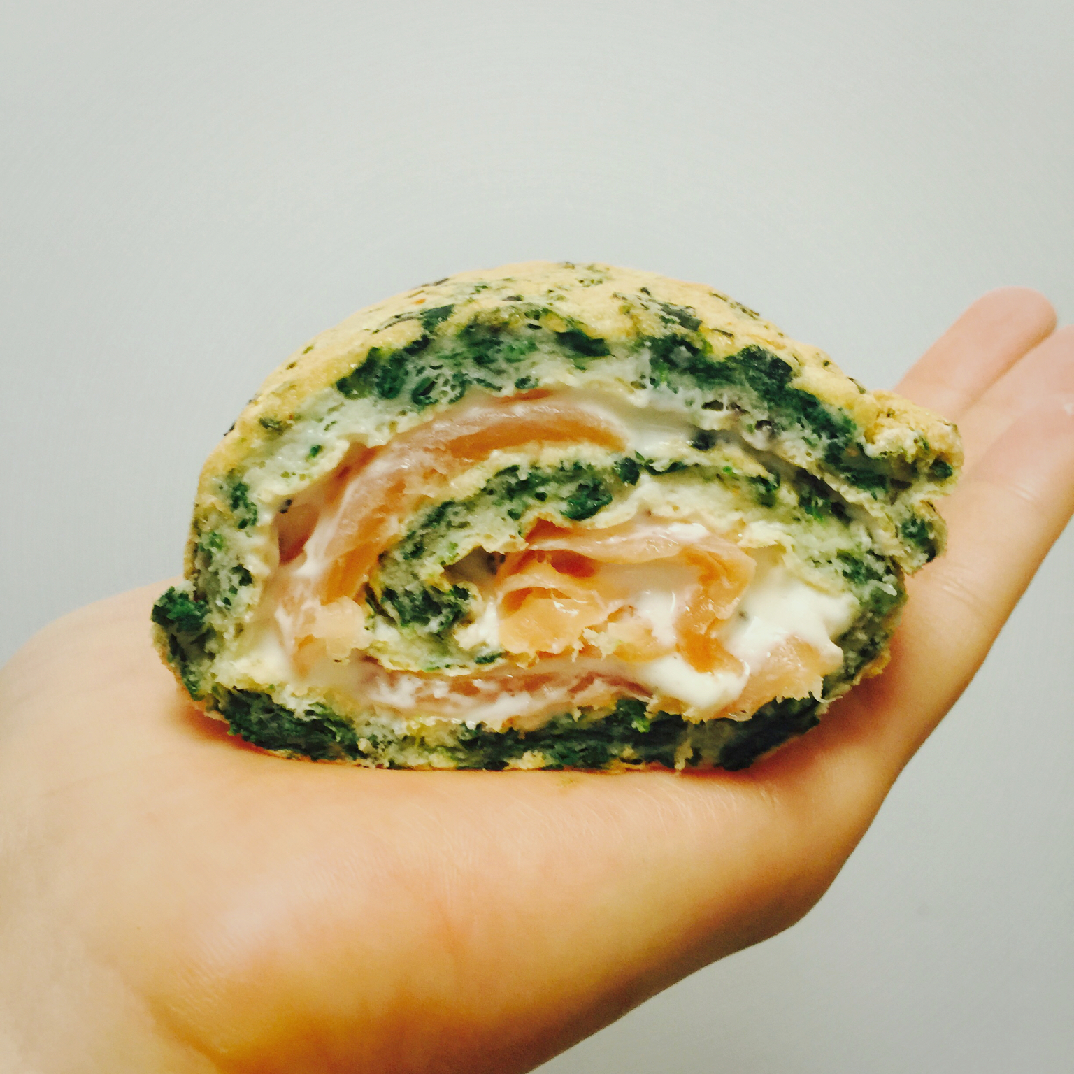 烟熏三文鱼菠菜蛋卷