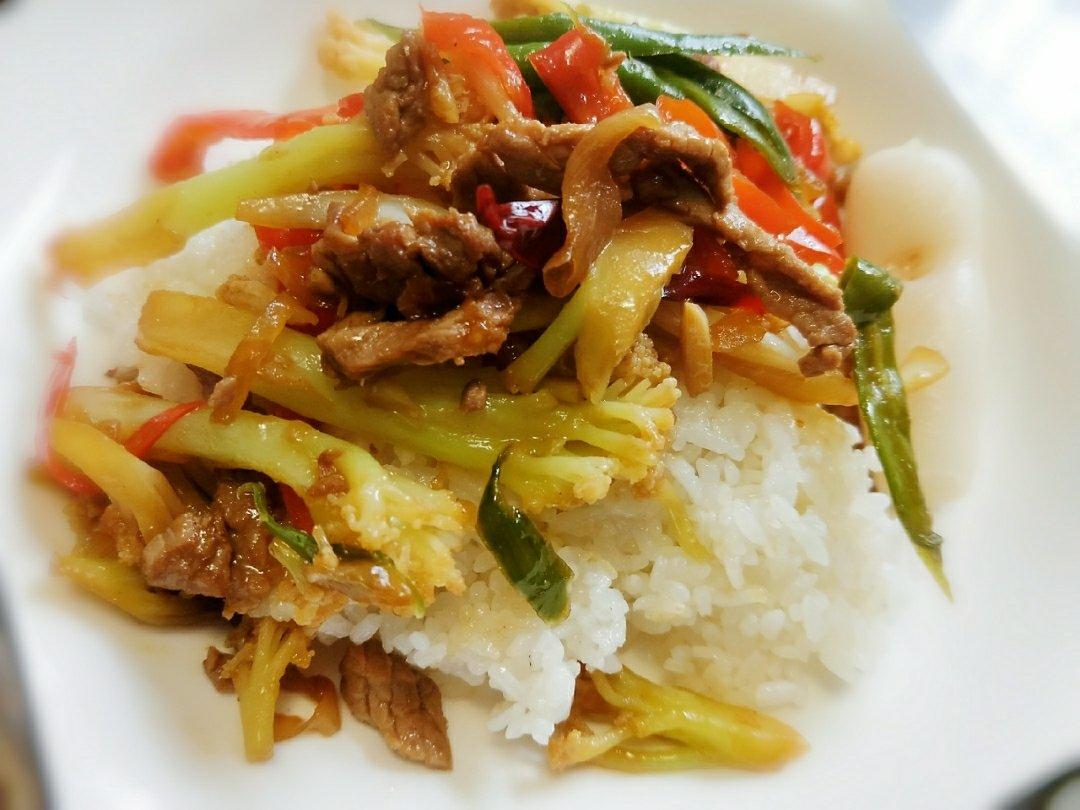 佼佼_0h5m做的饭店必点的干锅花菜,是这么做出来的.