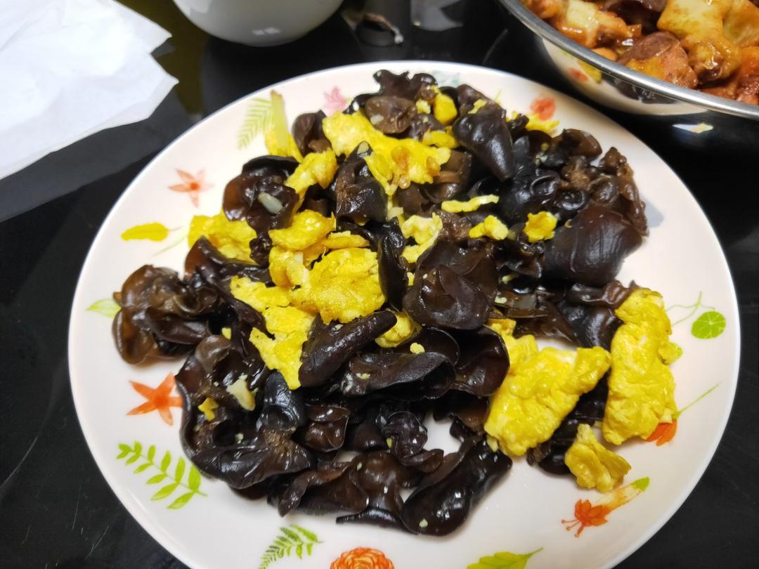 巨好吃的木耳红萝卜炒鸡蛋