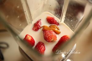 草莓奶昔 夏日饮品 Blender 破壁机的做法 步骤1