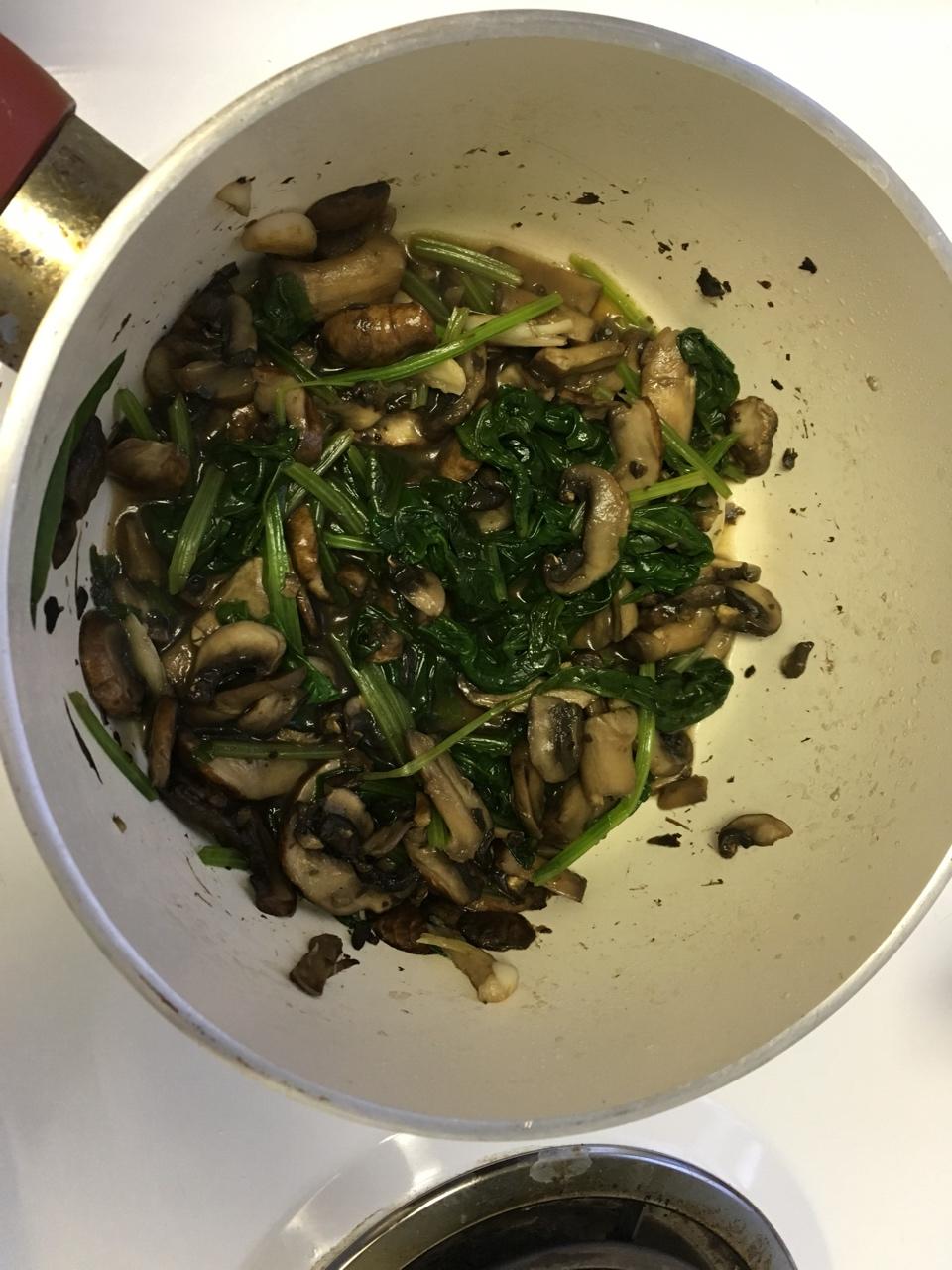 Laura的嫩煎菠菜蘑菇