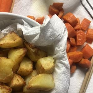 土豆烧萝卜和橄榄菜炒玉米萝卜豆子（素）的做法 步骤3
