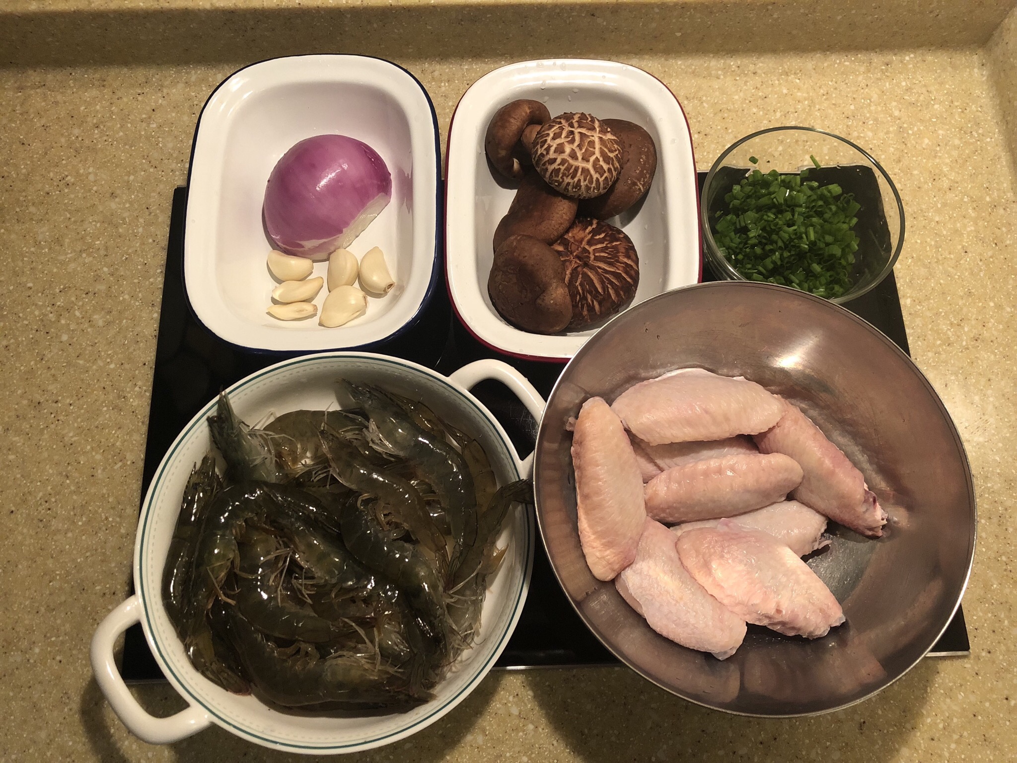 平底锅烧烤翅虾的做法 步骤1