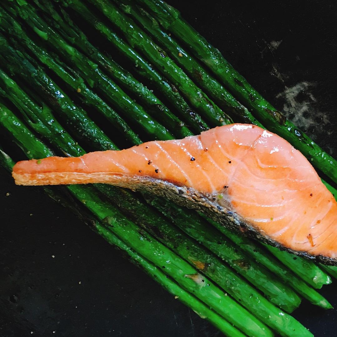 煎三文鱼配芦笋