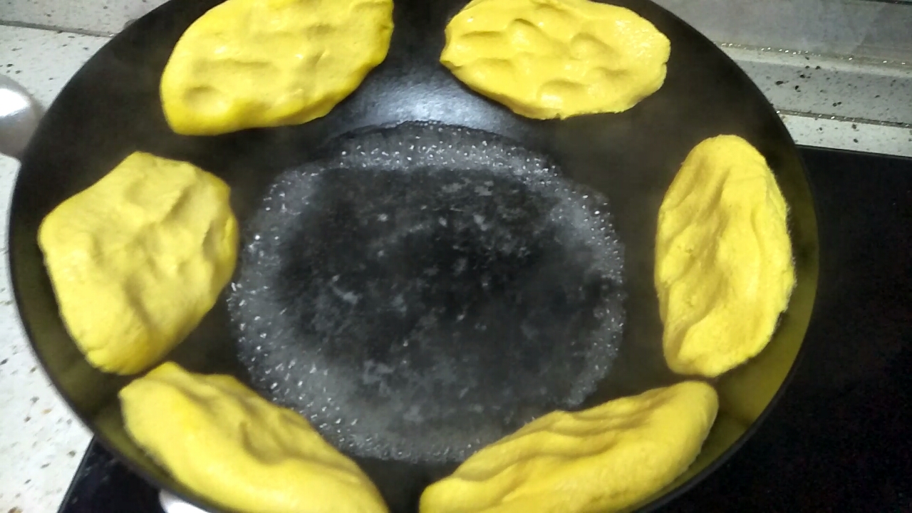 炒锅贴大饼子（玉米面）的做法 步骤3