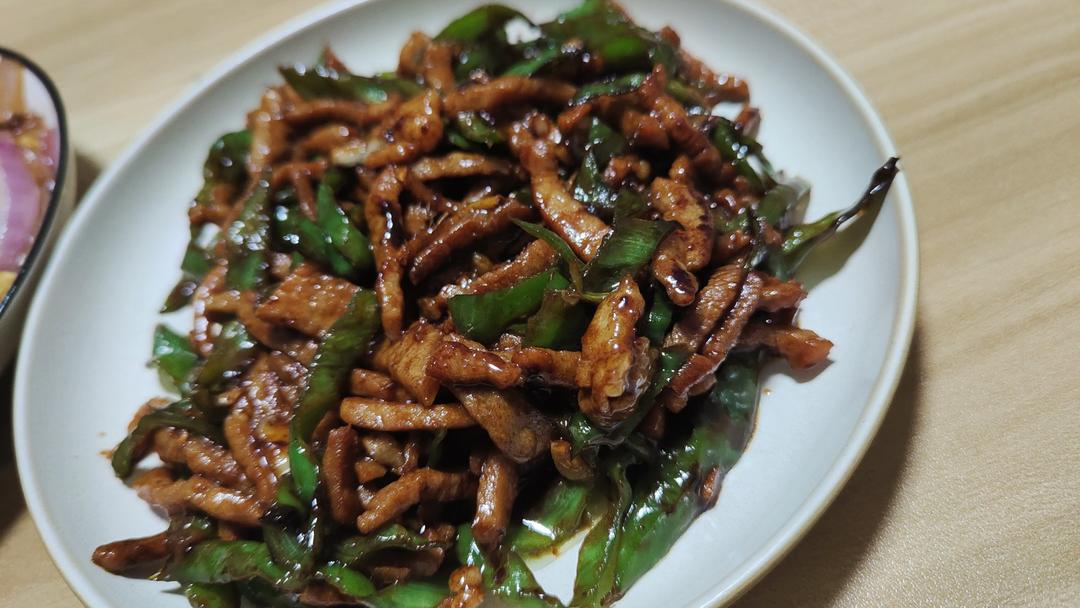 经典的家常菜，青椒炒肉丝，简单的食材也能做出如此美味