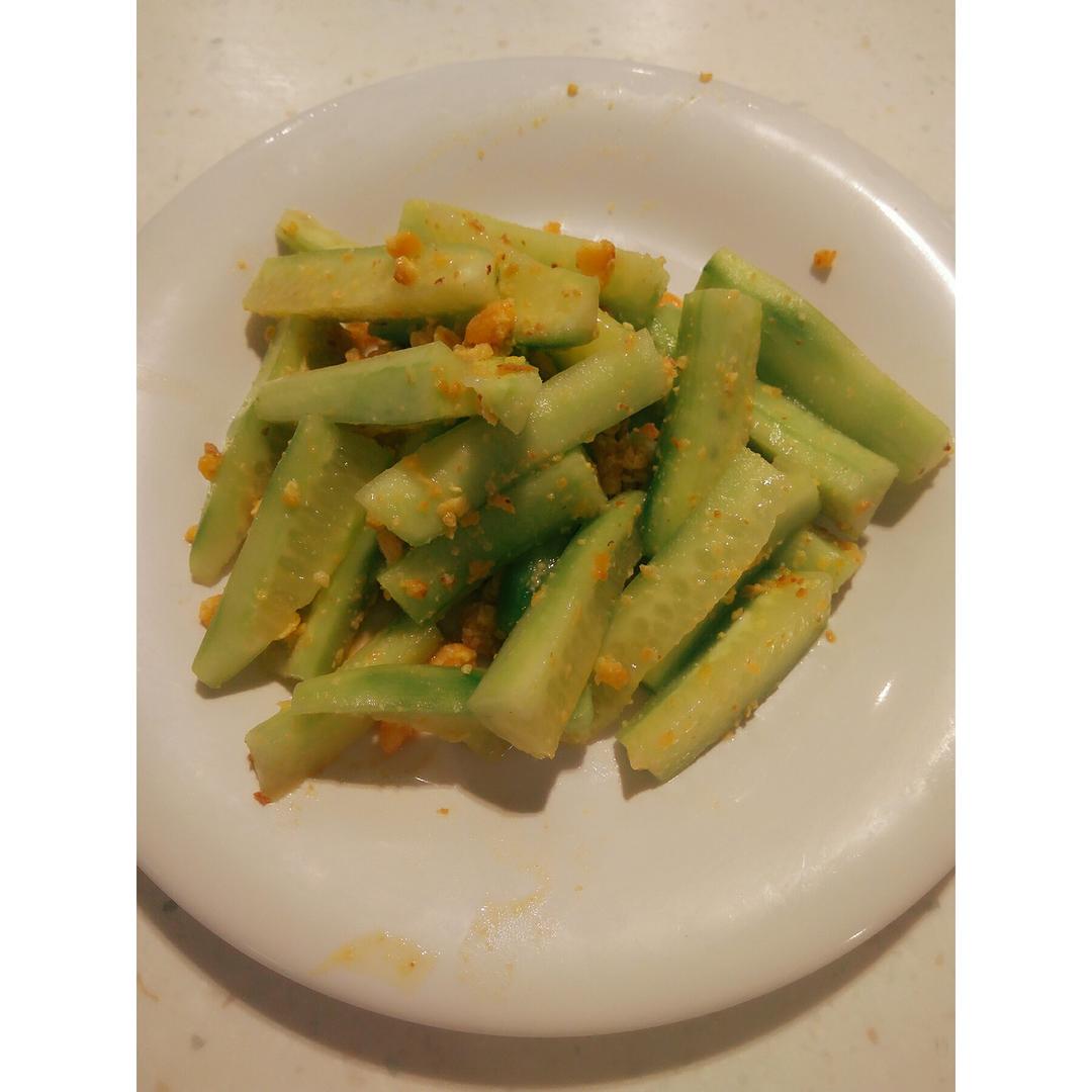 咸蛋黄凉拌黄瓜！