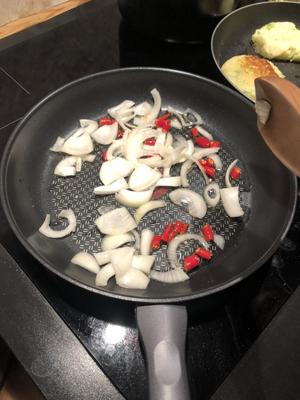 胡萝卜菠菜蘑菇的做法 步骤2