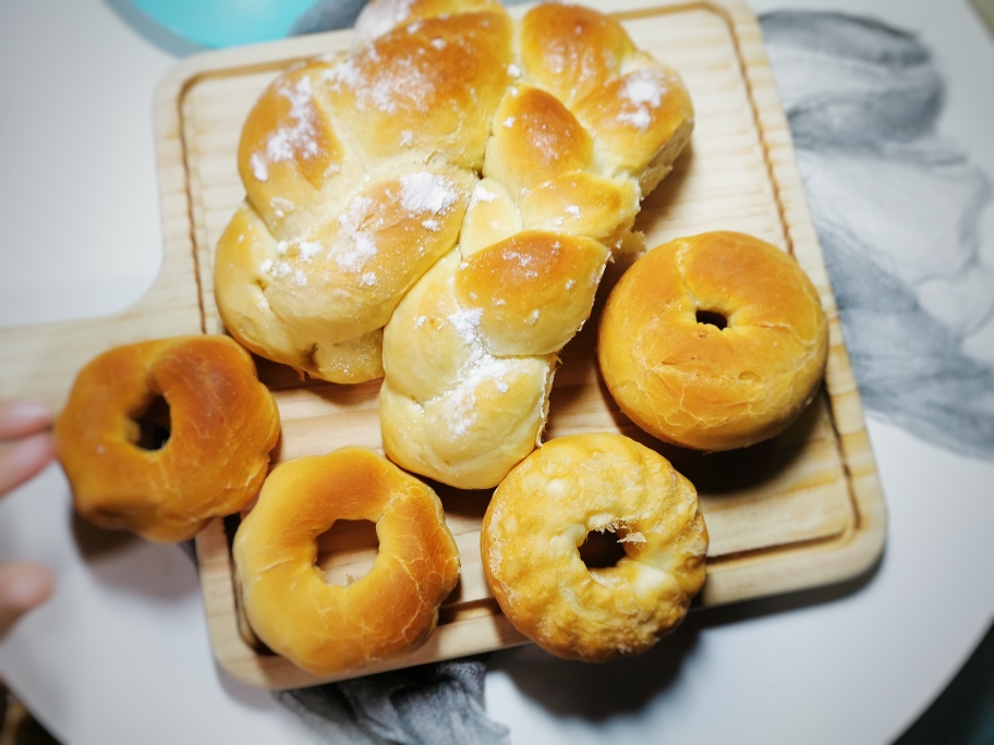 甜甜圈面包和辫子面包